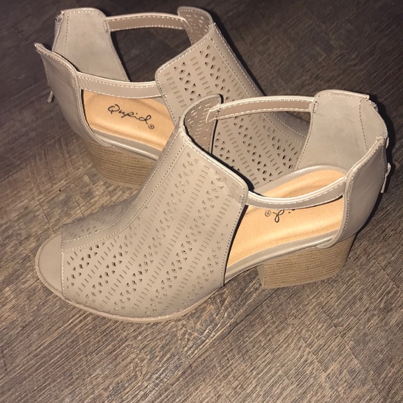 SUPER CUTE WEDGE HEELS ‼️ - Picture 1 of 3